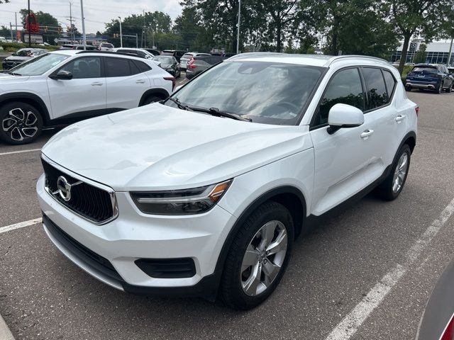 2022 Volvo XC40 Momentum