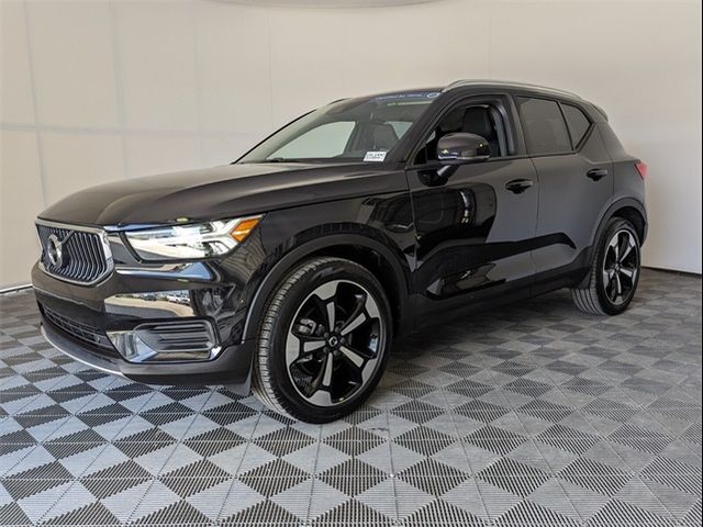 2022 Volvo XC40 Momentum