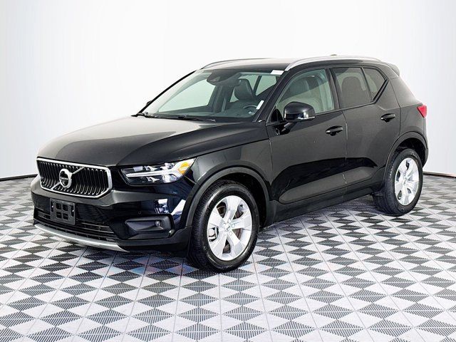 2022 Volvo XC40 Momentum