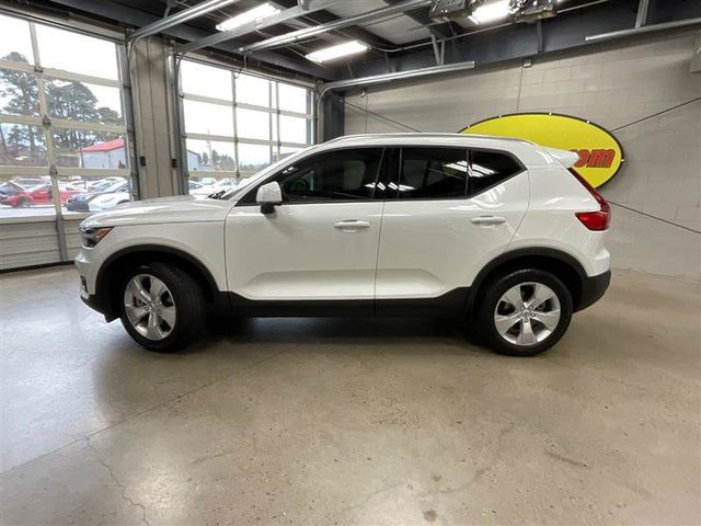 2022 Volvo XC40 Momentum
