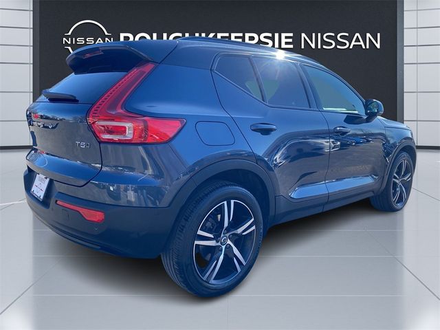 2022 Volvo XC40 R-Design