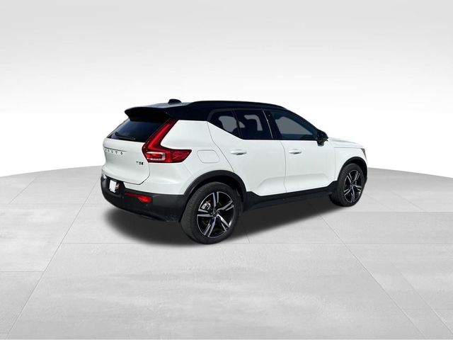 2022 Volvo XC40 R-Design
