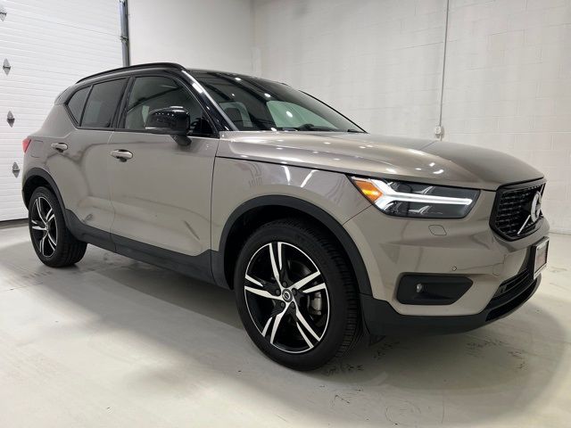 2022 Volvo XC40 R-Design