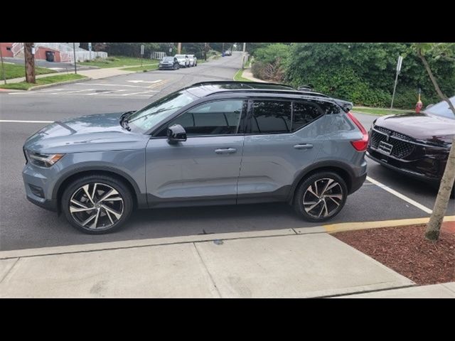 2022 Volvo XC40 R-Design