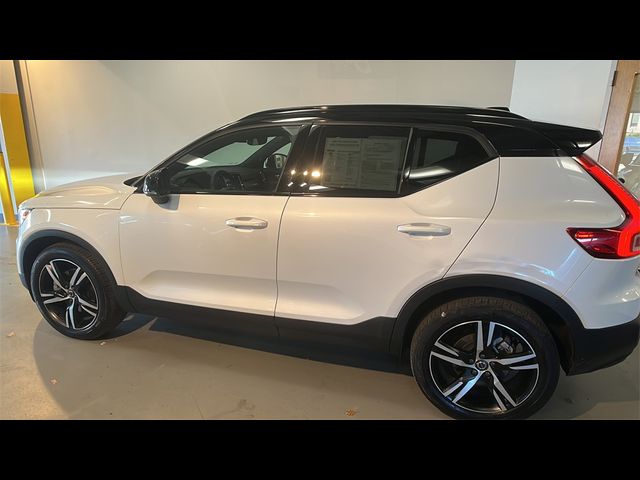 2022 Volvo XC40 R-Design