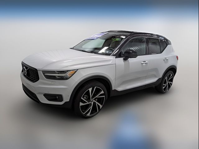 2022 Volvo XC40 R-Design