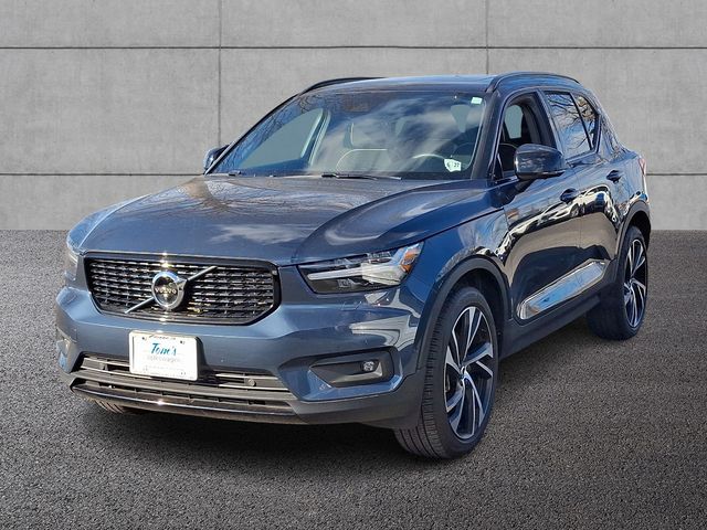 2022 Volvo XC40 R-Design