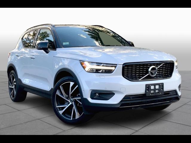 2022 Volvo XC40 R-Design