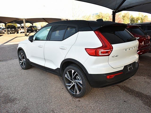 2022 Volvo XC40 R-Design