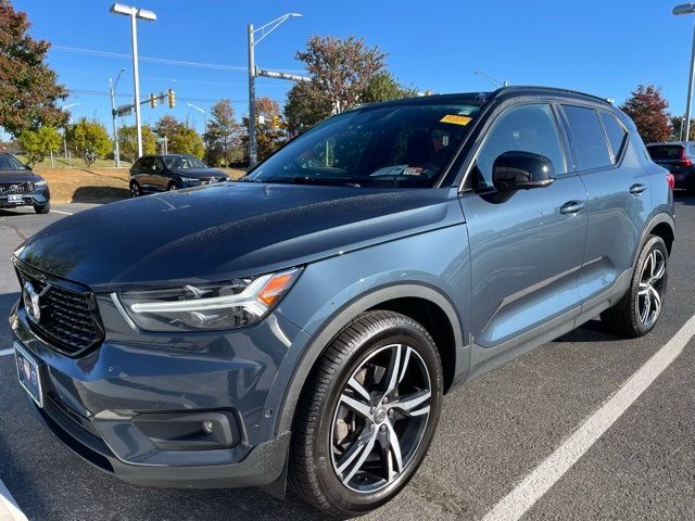 2022 Volvo XC40 R-Design