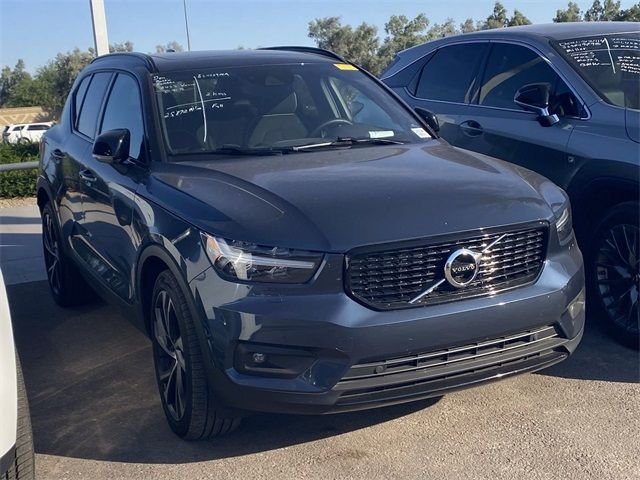 2022 Volvo XC40 R-Design