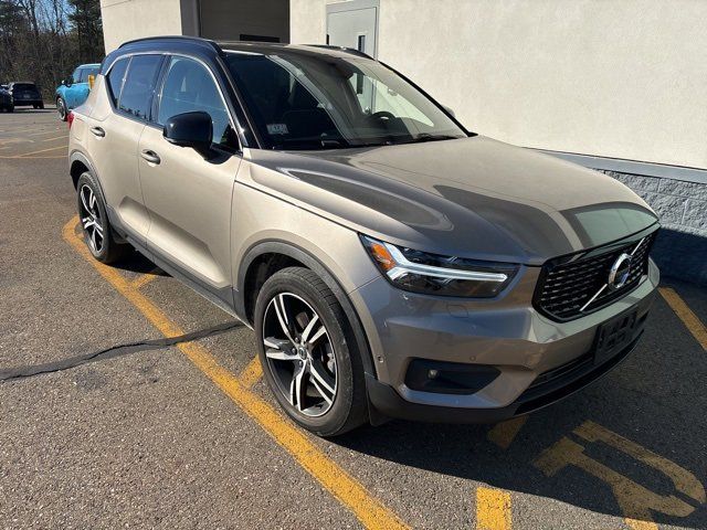 2022 Volvo XC40 R-Design