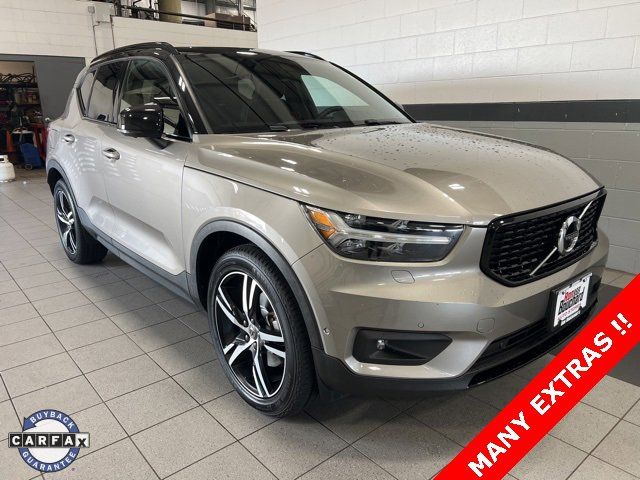 2022 Volvo XC40 R-Design