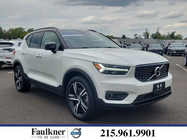 2022 Volvo XC40 R-Design