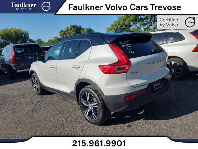 2022 Volvo XC40 R-Design