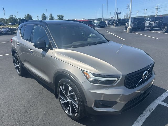 2022 Volvo XC40 R-Design