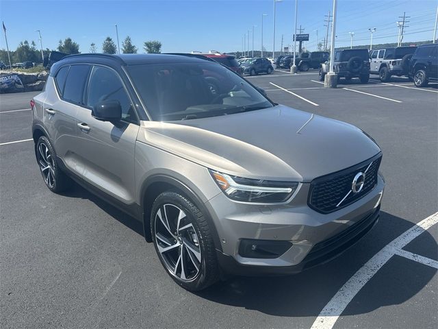 2022 Volvo XC40 R-Design