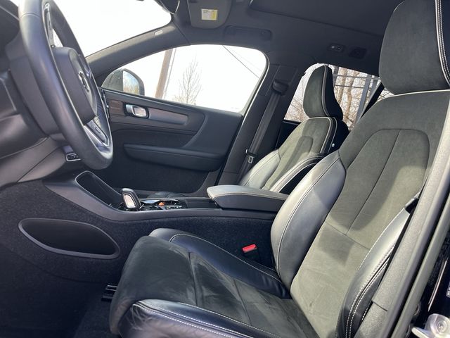 2022 Volvo XC40 R-Design