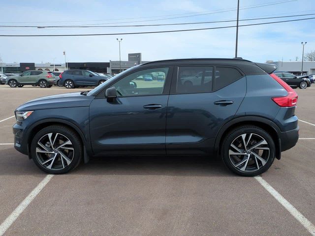 2022 Volvo XC40 R-Design