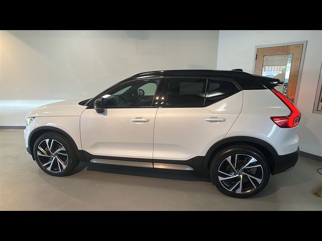 2022 Volvo XC40 R-Design