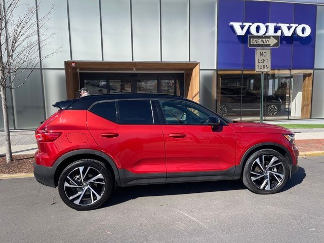 2022 Volvo XC40 R-Design
