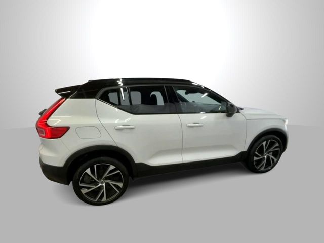 2022 Volvo XC40 R-Design