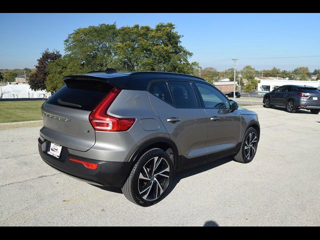 2022 Volvo XC40 R-Design