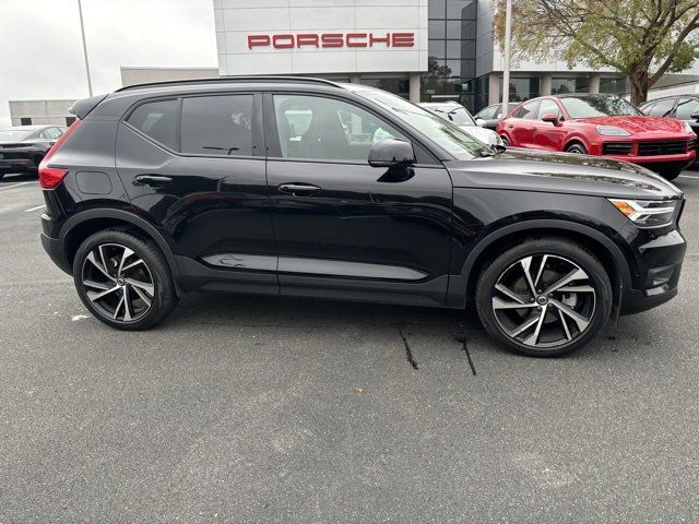 2022 Volvo XC40 R-Design