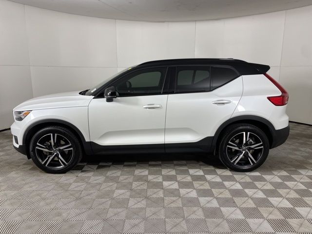 2022 Volvo XC40 R-Design