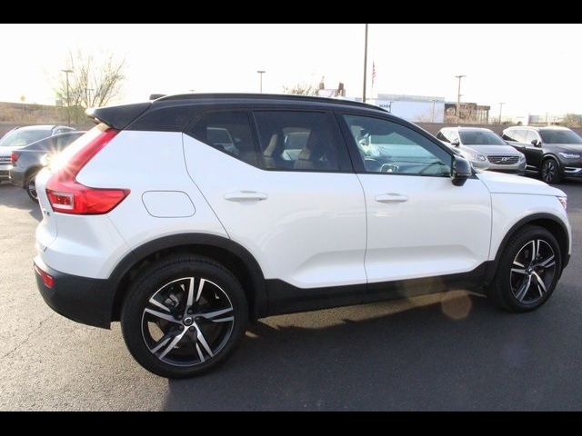 2022 Volvo XC40 R-Design