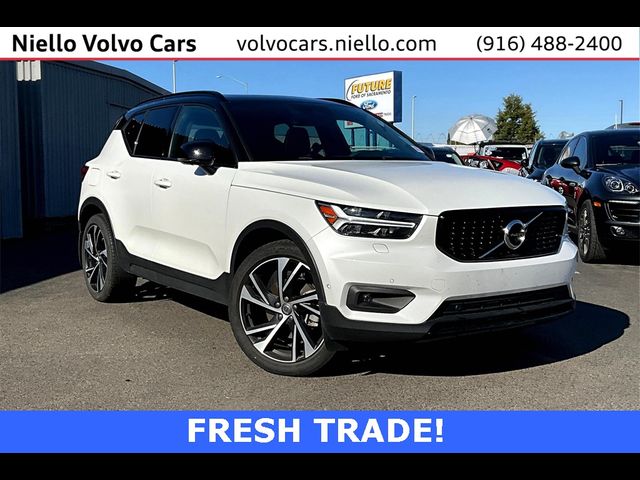 2022 Volvo XC40 R-Design