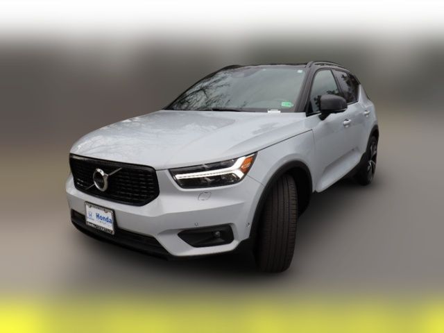 2022 Volvo XC40 R-Design