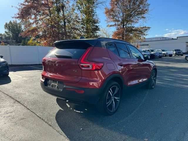 2022 Volvo XC40 R-Design