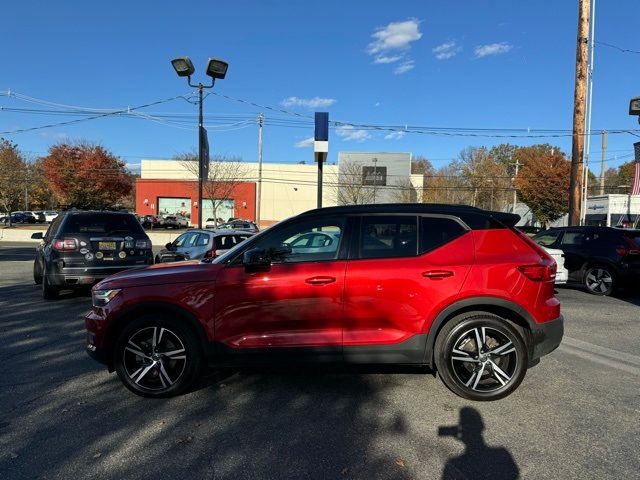 2022 Volvo XC40 R-Design