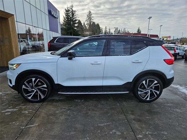 2022 Volvo XC40 R-Design