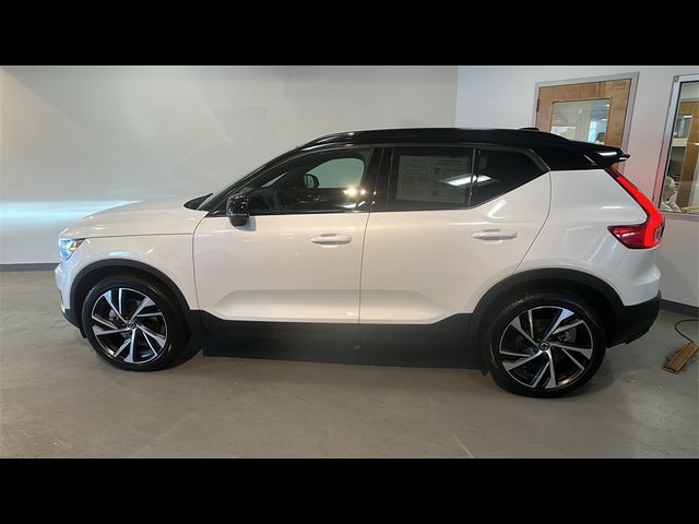 2022 Volvo XC40 R-Design