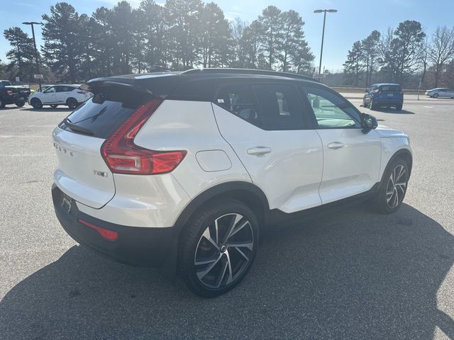 2022 Volvo XC40 R-Design