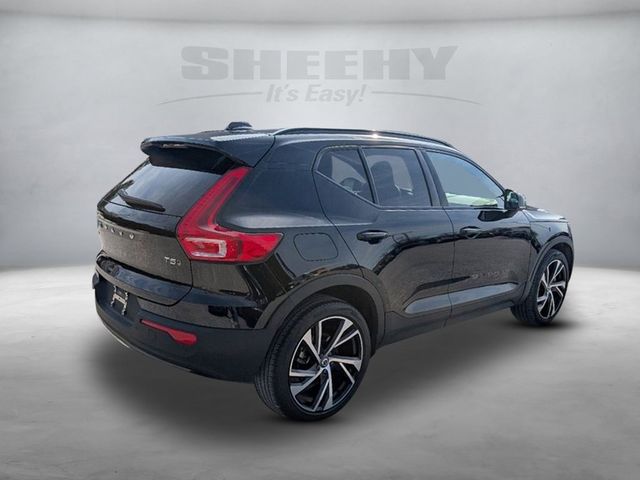 2022 Volvo XC40 R-Design