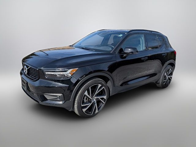 2022 Volvo XC40 R-Design