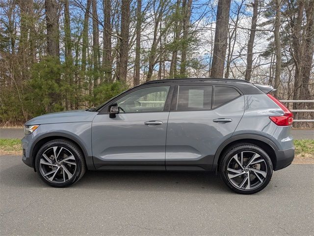2022 Volvo XC40 R-Design