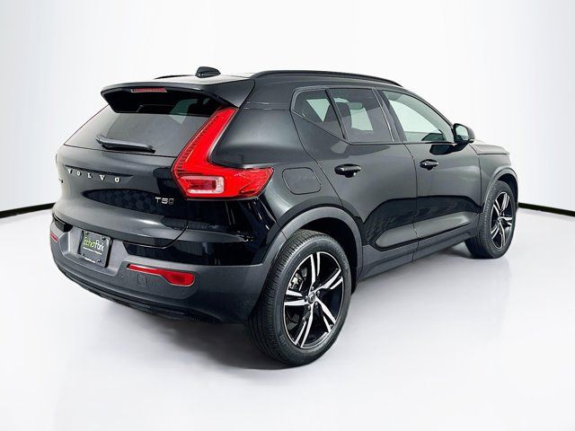 2022 Volvo XC40 R-Design