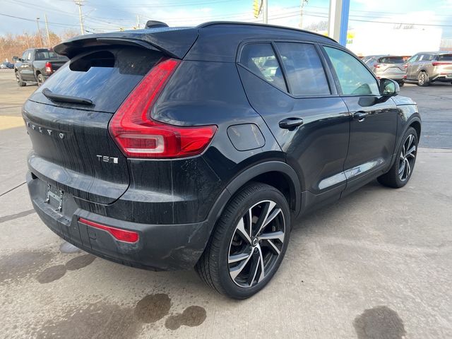 2022 Volvo XC40 R-Design