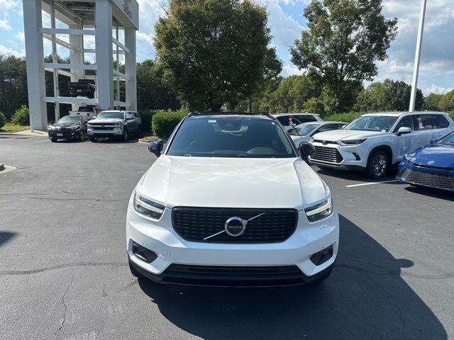 2022 Volvo XC40 R-Design