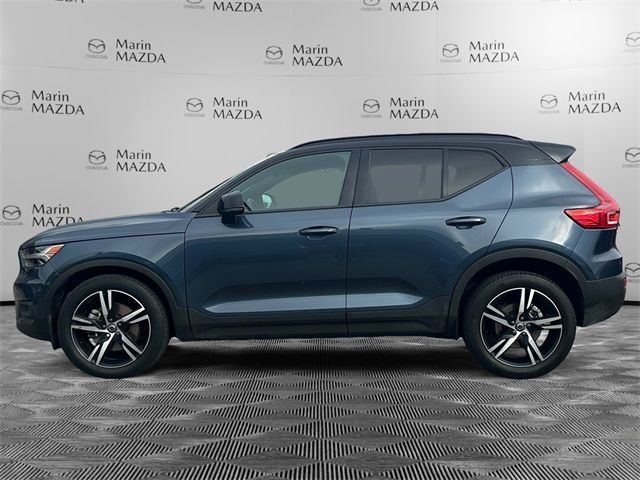 2022 Volvo XC40 R-Design