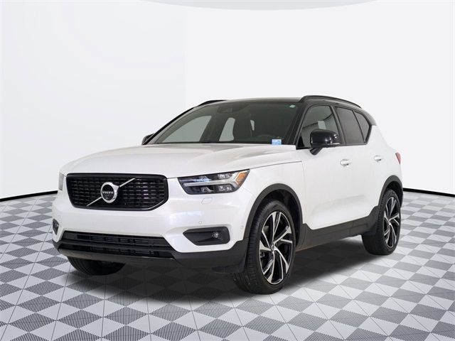 2022 Volvo XC40 R-Design