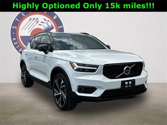 2022 Volvo XC40 R-Design