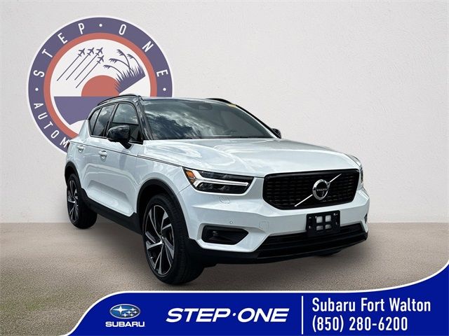 2022 Volvo XC40 R-Design