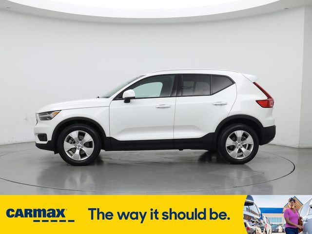 2022 Volvo XC40 Momentum
