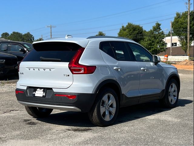 2022 Volvo XC40 Momentum