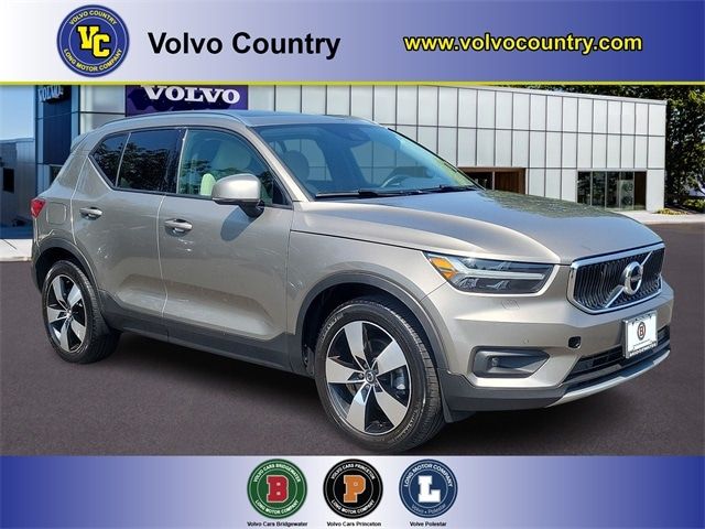 2022 Volvo XC40 Momentum